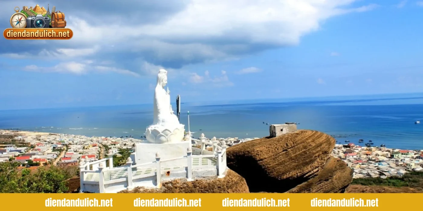 Cung đường ven biển tuyệt đẹp trên đảo Phú Quý với tầm nhìn hướng ra đại dương, một trong những tọa độ check-in không thể bỏ qua