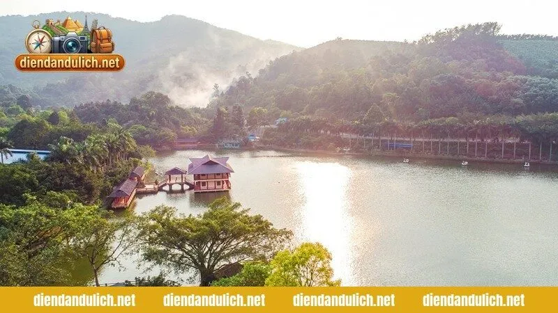 Các du khách đang tương tác và trao đổi thông tin, nhắc nhở về những lưu ý quan trọng khi tham gia sân chơi trực tuyến