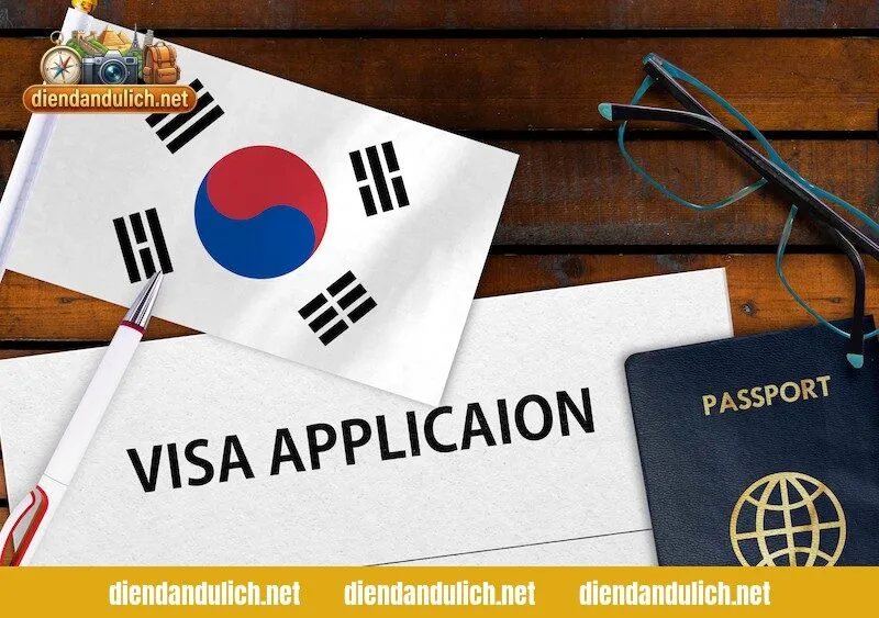 Cận cảnh cuốn hộ chiếu và mẫu đơn xin cấp visa Hàn Quốc, đại diện cho quy trình nộp hồ sơ tại cơ quan lãnh sự