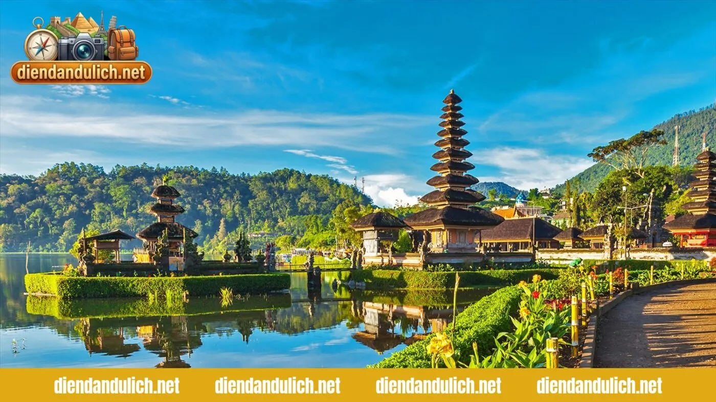 Hình ảnh nhóm du khách đang thảo luận và tìm kiếm thông tin hành trình trên bản đồ, minh họa cho việc khai thác diễn đàn hiệu quả