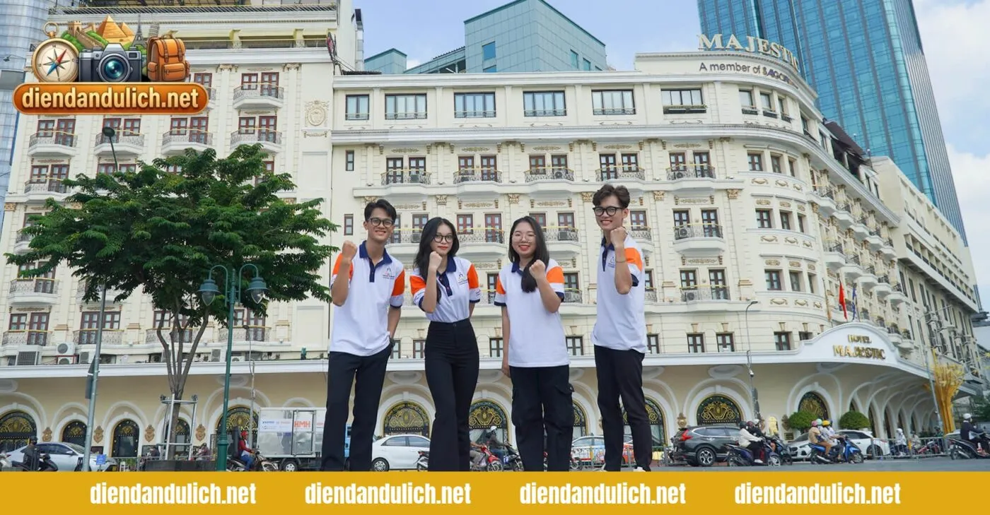 Hình ảnh nhóm khách du lịch hào hứng check-in và khám phá các địa điểm tham quan nổi tiếng