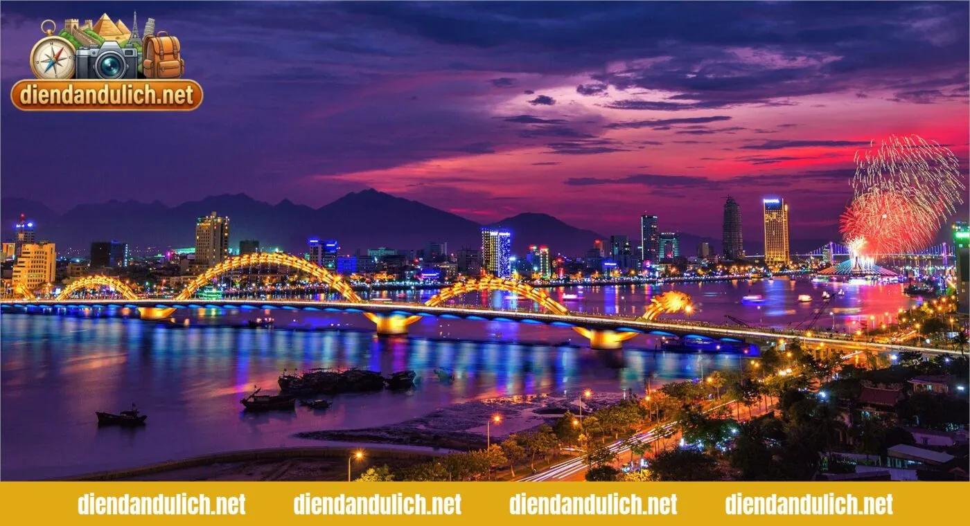 Khung cảnh bãi biển Mỹ Khê trong xanh bên những tòa nhà hiện đại, minh họa cho sức hấp dẫn của thành phố đáng sống nhất Việt Nam