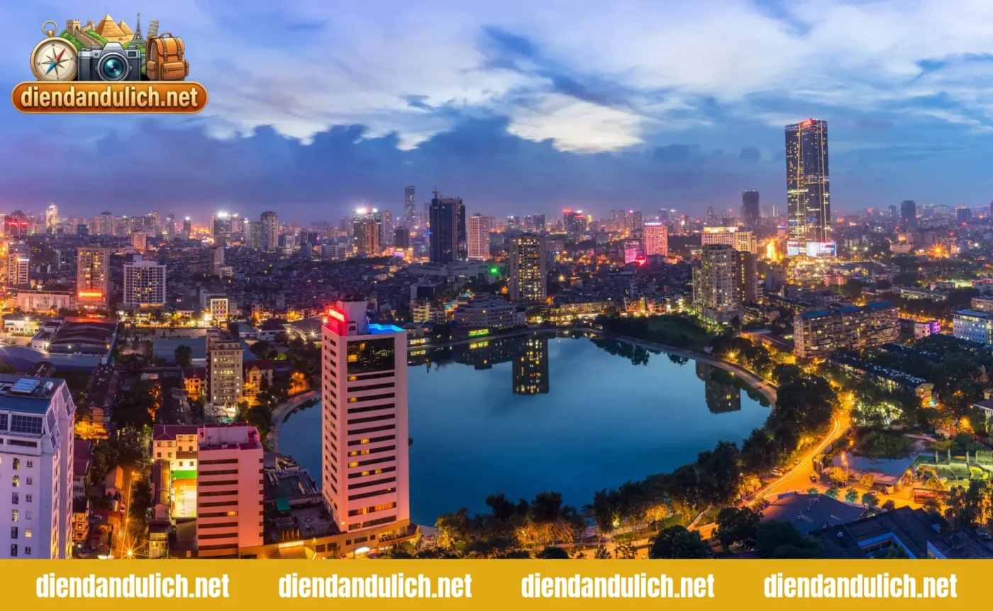 Hình ảnh tổng thể tòa nhà khách sạn Hà Nội soi bóng xuống mặt hồ, minh họa cho việc tìm kiếm và đặt phòng thông minh để có mức giá tiết kiệm