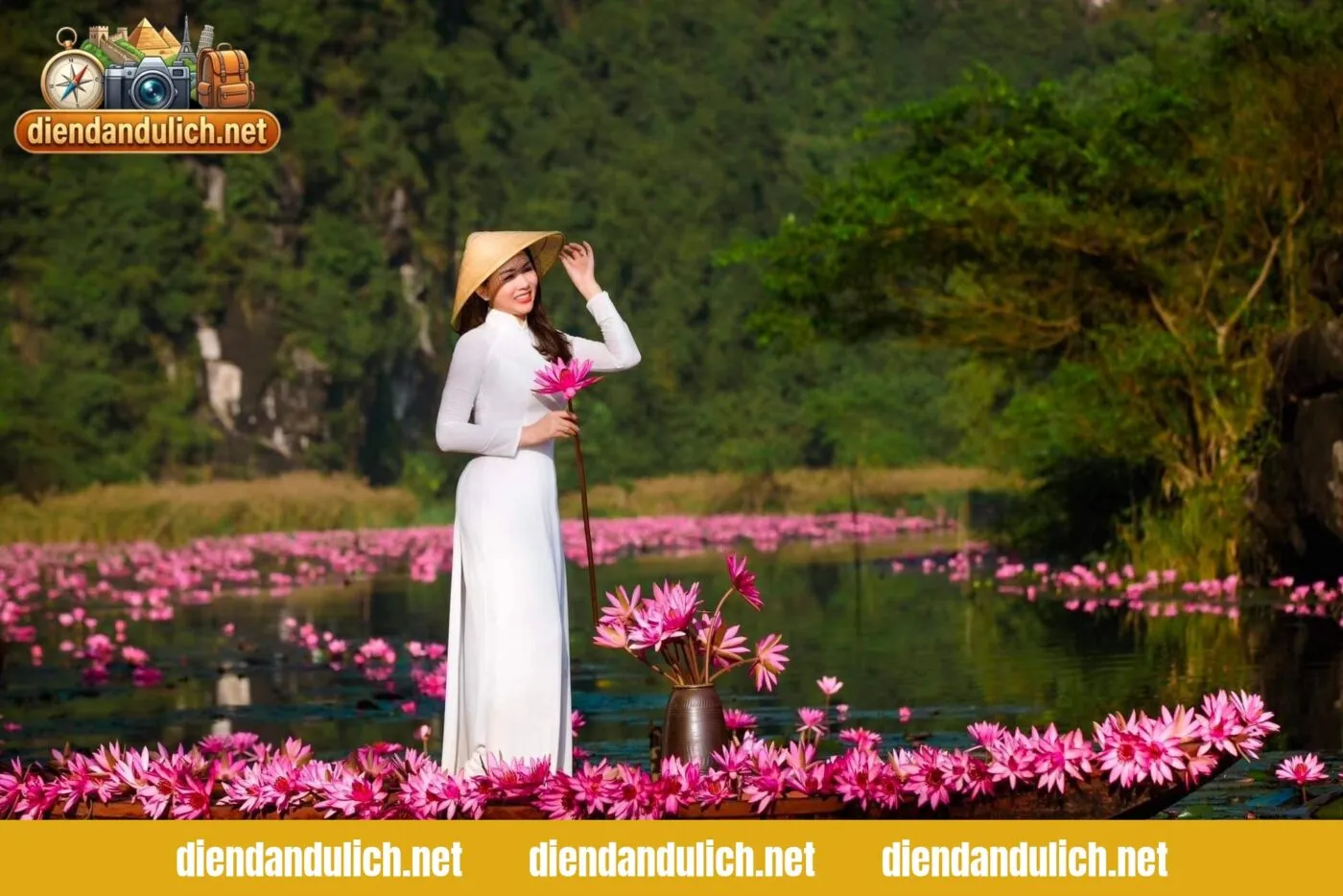 Thuyền nan đưa du khách khám phá vẻ đẹp yên bình của Thung Nắng, một trải nghiệm không thể thiếu trong hành trình khám phá Ninh Bình từ A đến Z