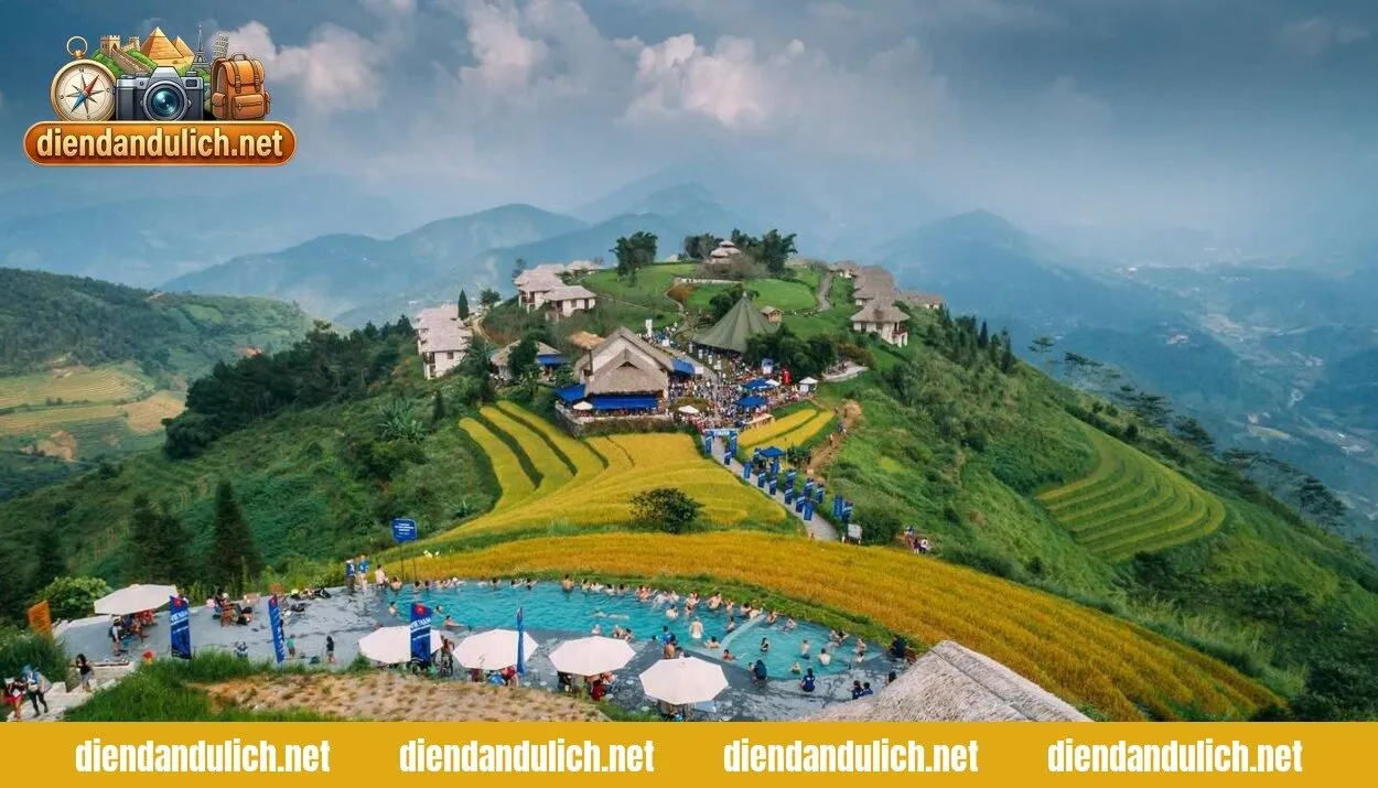 Những căn nhà gỗ nhỏ xinh của homestay Sapa nằm ẩn mình giữa ruộng bậc thang và mây mù, minh họa cho không gian lưu trú nổi bật nhất hiện nay