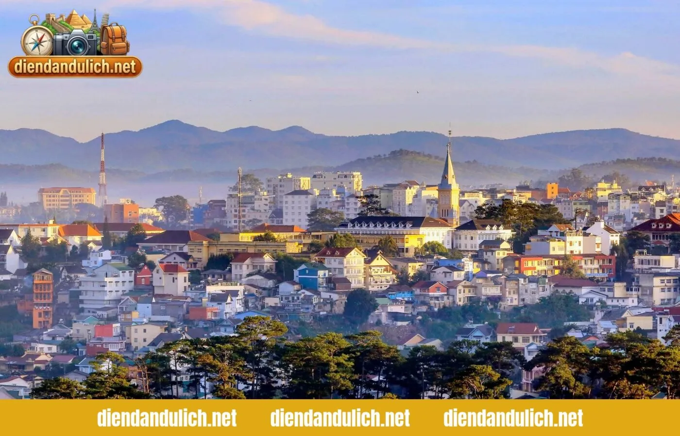 Khung cảnh thung lũng Đà Lạt chìm trong màn sương mờ ảo buổi sớm, minh họa cho thời điểm lý tưởng để cảm nhận vẻ đẹp thơ mộng của thành phố ngàn hoa