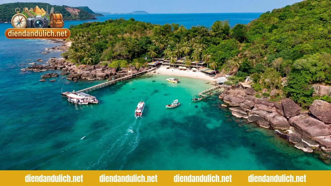 Bãi biển Phú Quốc trong xanh dưới ánh nắng vàng rực rỡ, minh họa cho thời điểm lý tưởng để du khách tận hưởng trọn vẹn vẻ đẹp của đảo Ngọc