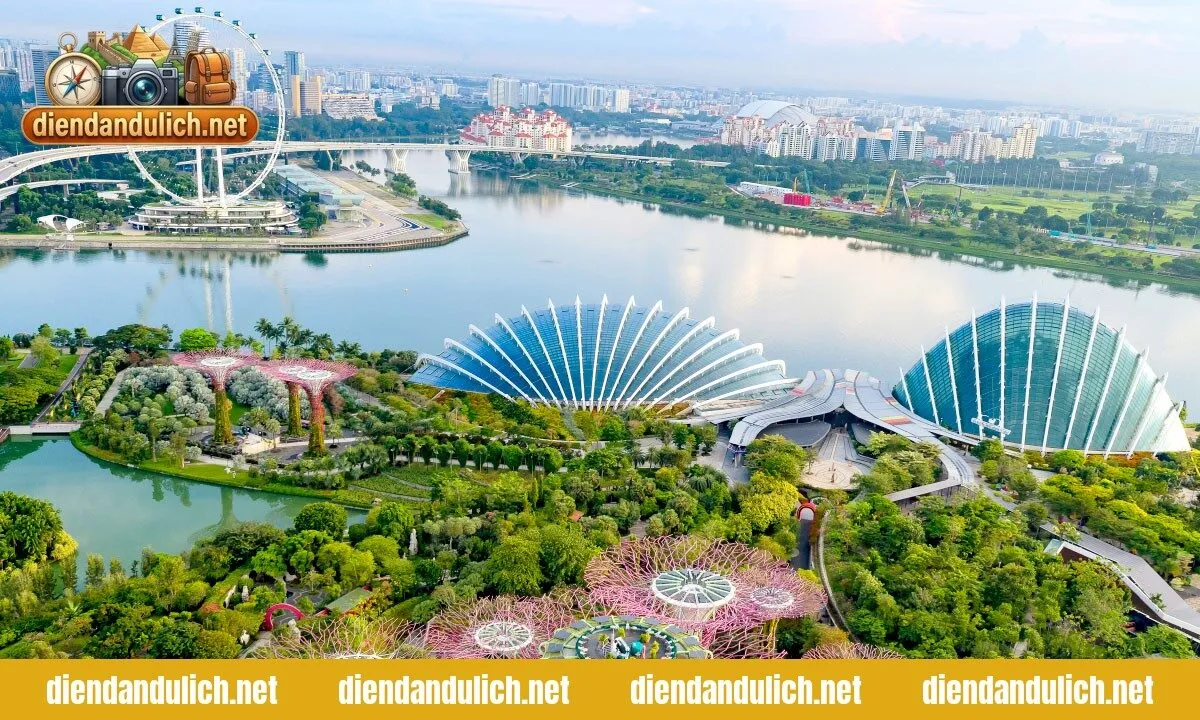 Biểu tượng sư tử biển Merlion phun nước bên vịnh Marina Bay, điểm check-in miễn phí không thể bỏ qua để tiết kiệm chi phí