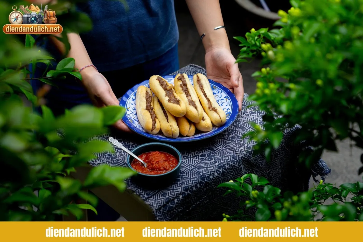 Các món ngon đặc trưng của Hải Phòng như bánh đa cua, bún cá cay được bày trí hấp dẫn tại một quán ăn địa phương nổi tiếng