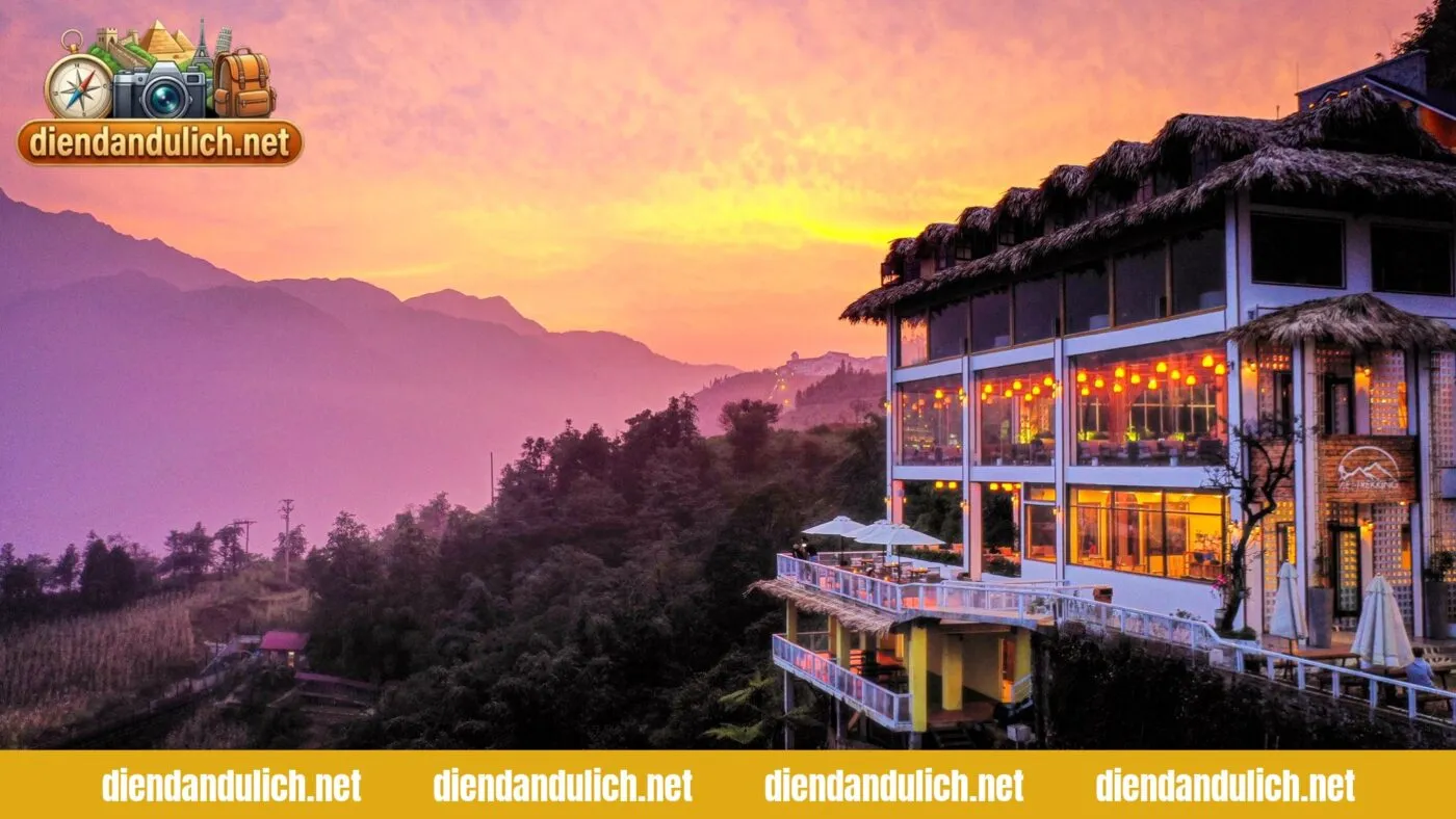 Không gian ban công homestay Sapa với tầm nhìn hướng ra thung lũng mây mờ, minh họa cho trải nghiệm nghỉ dưỡng gần gũi với thiên nhiên