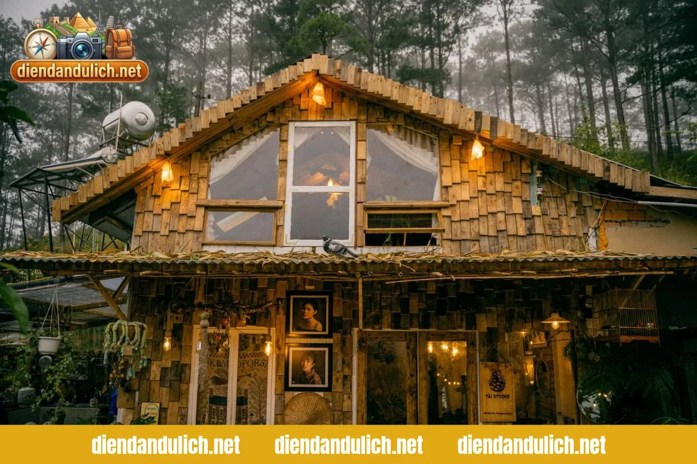 Một căn homestay Đà Lạt mang phong cách hoài cổ với vườn hoa rực rỡ, minh họa cho không gian sống ảo lý tưởng và sự khác biệt so với khách sạn truyền thống