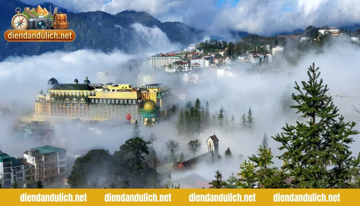 Hình ảnh du khách check-in tại nhà ga tàu leo núi Mường Hoa, minh họa cho những bước chuẩn bị và bắt đầu hành trình khám phá Sapa