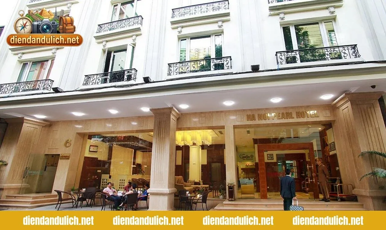 Phòng ngủ khách sạn Hà Nội Pearl với thiết kế tinh tế, ấm cúng và gần gũi, minh họa cho sự thuận tiện khi lưu trú tại khu phố cổ