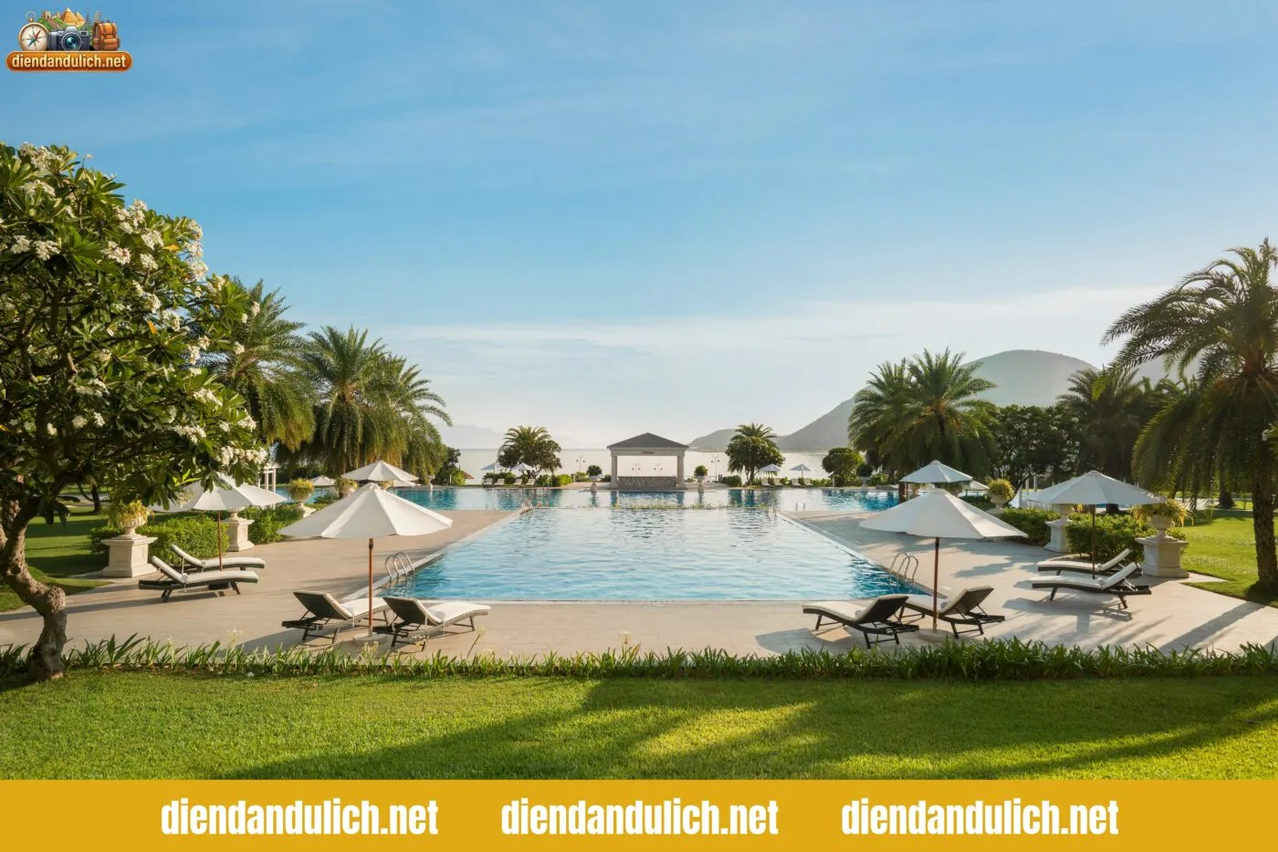 Hồ bơi vô cực hiện đại tại một resort cao cấp ven biển Nha Trang, minh họa cho không gian nghỉ dưỡng lý tưởng và đẳng cấp