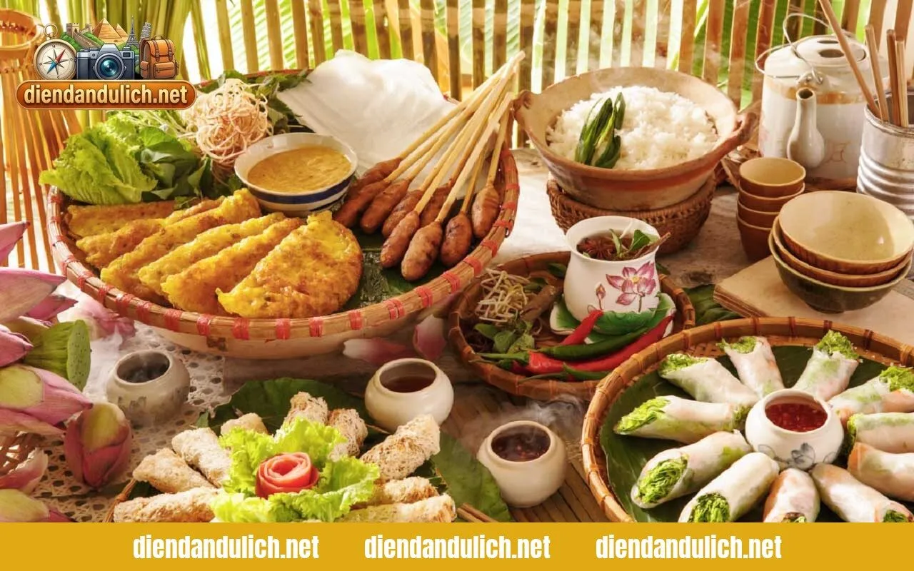 Mẹt bánh tráng cuốn thịt heo và mì Quảng chuẩn vị, hai trong số những món ăn đặc sản Đà Nẵng nổi tiếng nhất không thể bỏ qua