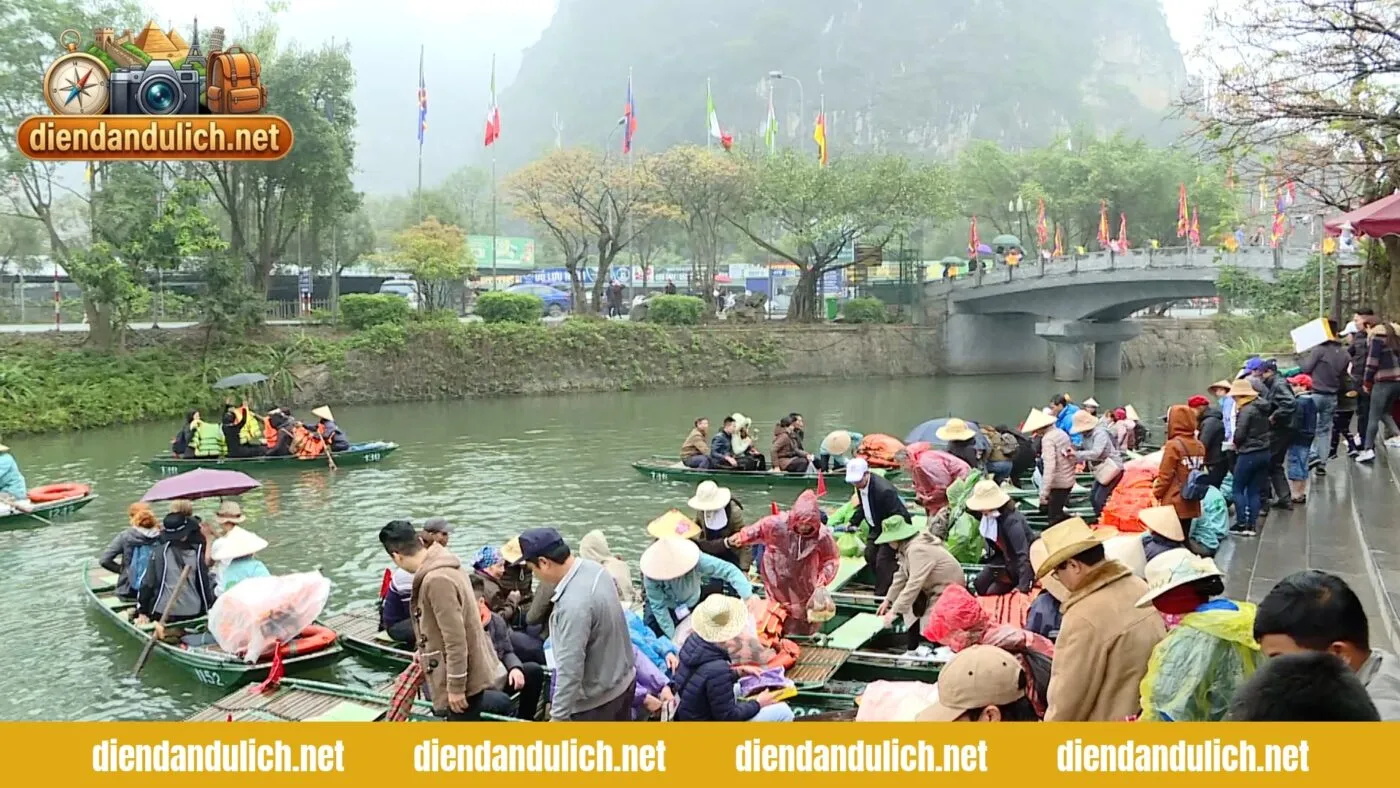Du khách tấp nập tham quan các danh thắng nổi tiếng tại Ninh Bình, giúp minh họa cho các lưu ý về thời điểm và kinh nghiệm du lịch cần biết
