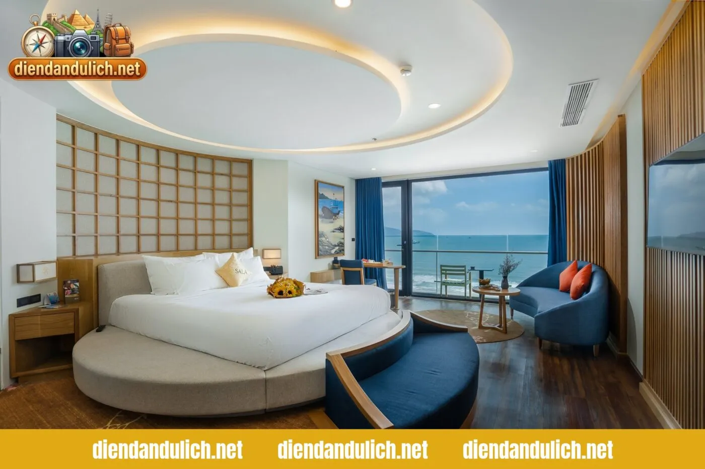 Du khách đang làm thủ tục nhận phòng tại quầy lễ tân khách sạn, đại diện cho những bí quyết đặt phòng thông minh để có chuyến đi tiết kiệm tối đa