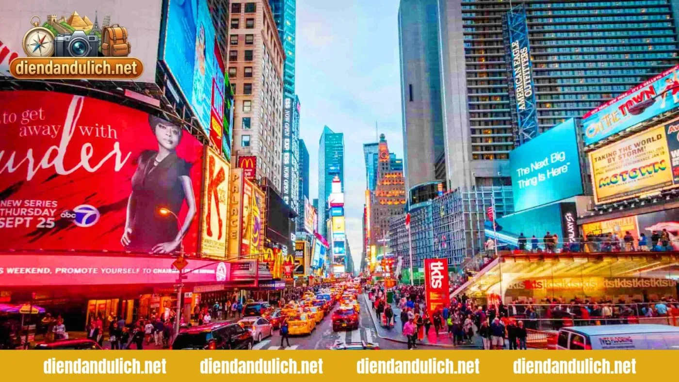 Quảng trường Thời Đại (Times Square) sầm uất với các biển quảng cáo rực rỡ, điểm đến biểu tượng không thể bỏ qua tại New York