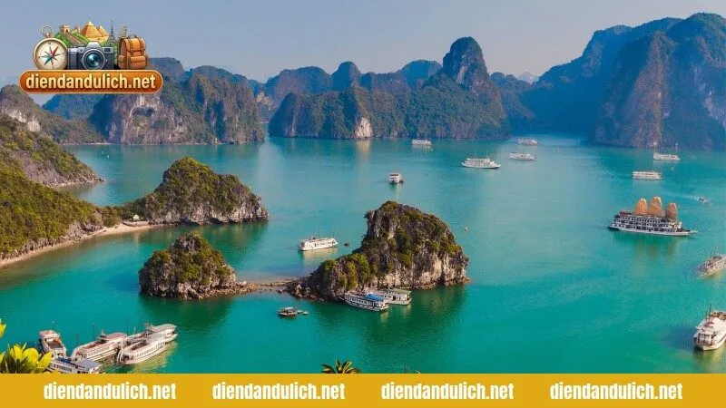 Toàn cảnh Vịnh Hạ Long hùng vĩ với các đảo đá vôi, một trong những chủ đề thảo luận hấp dẫn nhất trên các trang chia sẻ