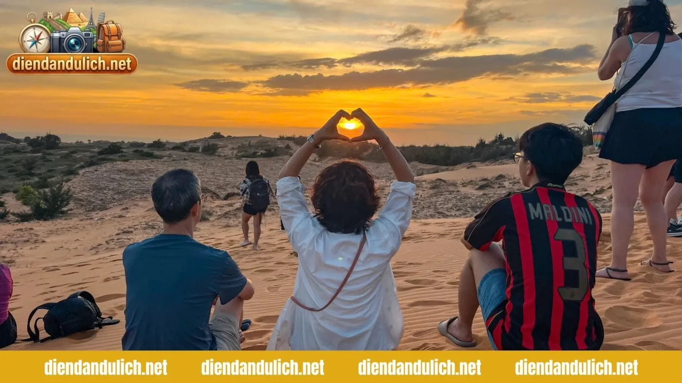 Nhân viên hỗ trợ chuyên nghiệp đang tư vấn và giải đáp các thắc mắc về dịch vụ cho khách hàng