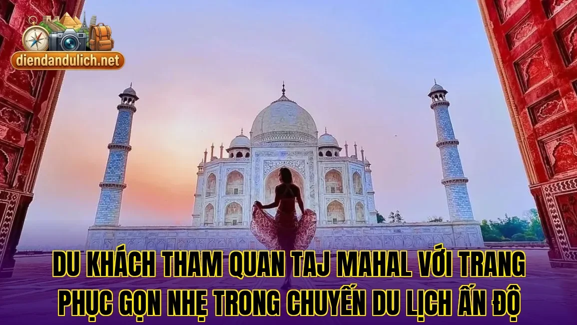 Du khách tham quan Taj Mahal với trang phục gọn nhẹ trong chuyến du lịch Ấn Độ